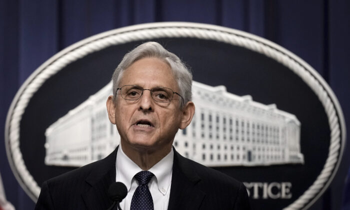 O procurador-geral Merrick Garland faz uma declaração no Departamento de Justiça em Washington em 11 de agosto de 2022 (Drew Angerer/Getty Images)