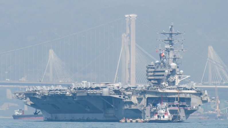 O porta-aviões USS Ronald Reagan (CVN-76) da Marinha dos EUA é visto durante uma visita ao porto de Hong Kong em 21 de novembro de 2018 (Foto ANTHONY WALLACE/AFP via Getty Images)