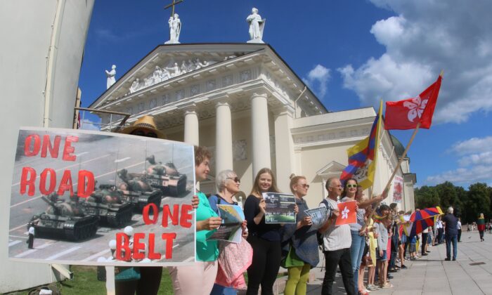 Pessoas participam de um protesto em cadeia humana em apoio ao Hong Kong Way, uma recriação de um protesto pró-democracia "Baltic Way" contra o domínio soviético há três décadas, em Vilnius, Lituânia, em 23 de agosto de 2019 (Petras Malukas/ AFP via Getty Images)