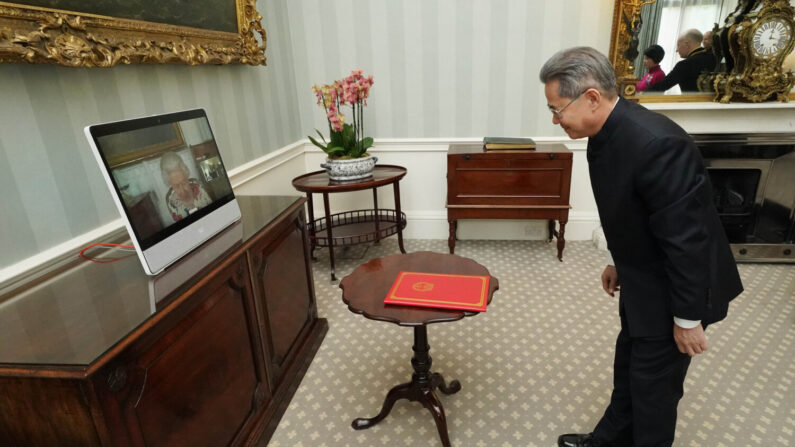 A rainha Elizabeth II aparece em uma tela via videolink do Castelo de Windsor, onde está em residência, durante uma audiência virtual para receber Zheng Zeguang, embaixador da República Popular da China, no Palácio de Buckingham em 7 de julho de 2021 em Londres, Inglaterra (Foto de Jonathan Brady - Pool/Getty Images)