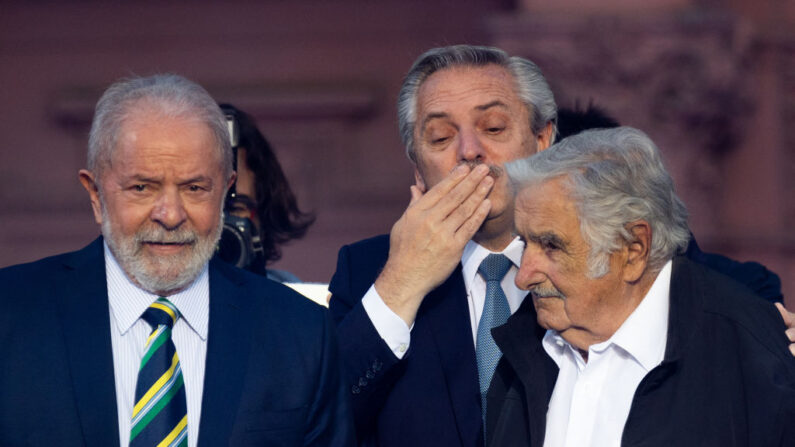 O presidente da Argentina Alberto Fernandez (C), o ex-presidente do Brasil (2003-2011) Luiz Inácio Lula da Silva (E) e o ex-presidente do Uruguai (2010-2015) José Mujica, participam de um comício em Buenos Aires, em 10 de dezembro de 2021 (Foto de TOMAS CUESTA/AFP via Getty Images)