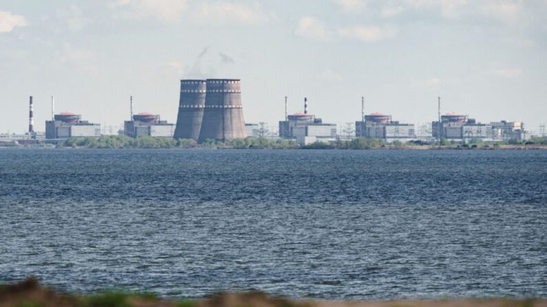 Uma visão geral mostra a usina nuclear de Zaporizhzhia, situada na área controlada pela Rússia de Enerhodar, vista de Nikopol em 27 de abril de 2022 (Foto de ED JONES/AFP via Getty Images)