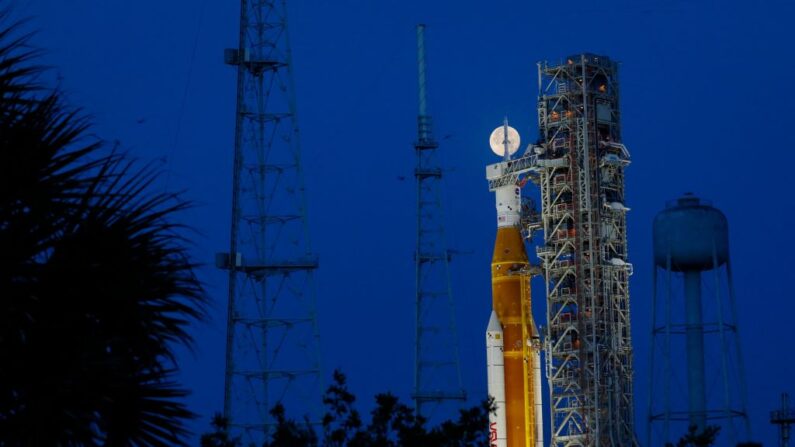 O foguete lunar Artemis I da NASA fica no Launch Pad Complex 39B no Kennedy Space Center, em Cape Canaveral, Flórida, em 15 de junho de 2022 (Foto de Eva Marie UZCATEGUI / AFP via Getty Images)