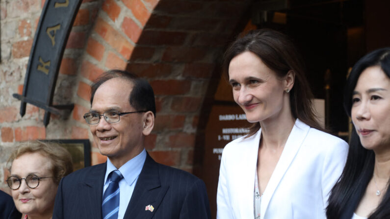 O presidente do Parlamento da Lituânia (Seimas) Viktorija Cmilyte-Nielsen (2R) posa com o presidente do Yuan Legislativo de Taiwan, You Si-kun (2L) após sua chegada a Vilnius, Lituânia, em 21 de julho de 2022 (Foto de PETRAS MALUKAS / AFP)