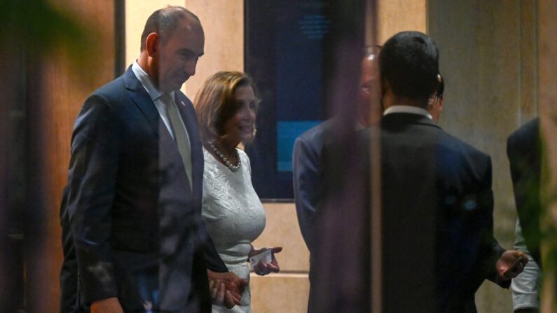 A presidente da Câmara dos EUA, Nancy Pelosi, deixa o Hotel Shangri-La após uma recepção organizada pela Câmara de Comércio Americana em Cingapura em 1º de agosto de 2022 (Roslan Rahman/AFP via Getty Images)
