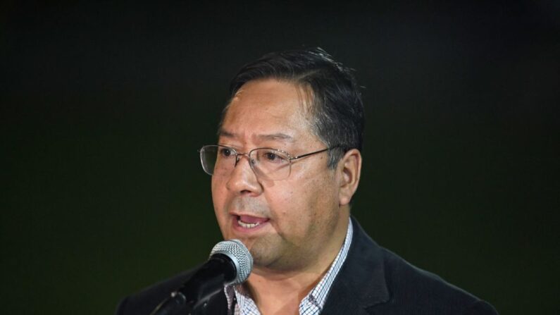 O presidente boliviano Luis Arce discursa ao desembarcar na base aérea do Comando Aéreo de Transporte Militar (CATAN) em Bogotá em 6 de agosto de 2022 (Foto de DANIEL MUNOZ/AFP via Getty Images)