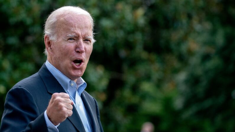 O presidente dos EUA, Joe Biden, responde a uma pergunta gritada de um repórter enquanto caminhava para Marine One no gramado sul da Casa Branca em Washington, DC, em 7 de agosto de 2022, enquanto viaja para Rehoboth Beach, Delaware (Foto de STEFANI REYNOLDS /AFP via Getty Images)