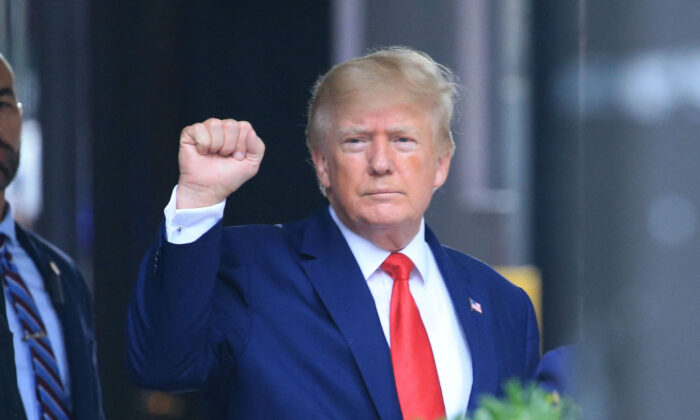 O ex-presidente dos EUA, Donald Trump, levanta o punho enquanto caminhava para um veículo do lado de fora da Trump Tower, em Nova York, em 10 de agosto de 2022. (Stringer/AFP via Getty Images)