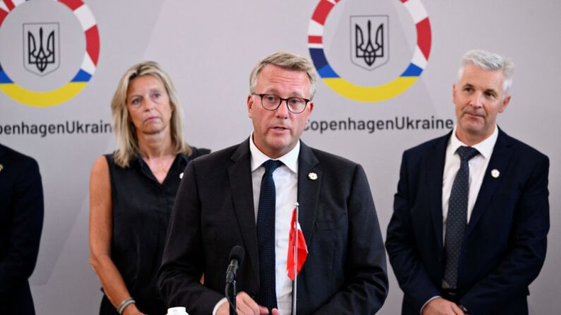 O ministro da Defesa dinamarquês, Morten Bodskov, fala durante o comunicado de imprensa de encerramento após co-organizar uma conferência de doadores, em 11 de agosto de 2022 em Christiansborg em Copenhague
(Foto de PHILIP DAVALI/Ritzau Scanpix/AFP via Getty Images)