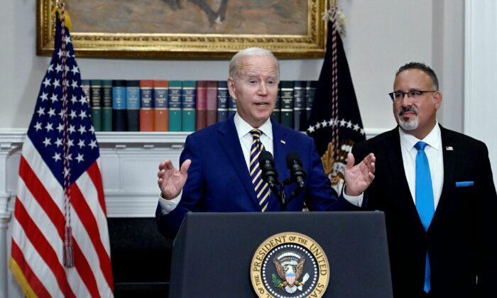 O presidente Joe Biden anuncia o alívio do empréstimo estudantil com o secretário de Educação Miguel Cardona (D) na Sala Roosevelt da Casa Branca em Washington em 24 de agosto de 2022 (Olivier Douliery/AFP via Getty Images)