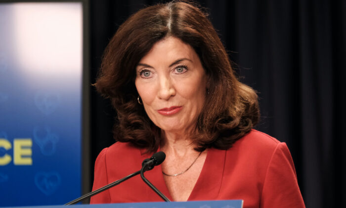 A governadora Kathy Hochul (DN.Y.) fala em uma coletiva de imprensa na cidade de Nova Iorque, em 3 de agosto de 2022 (Spencer Platt/Getty Images)
