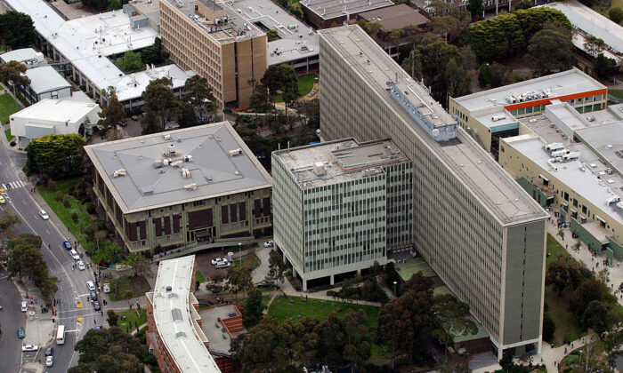 Uma vista aérea da Monash University em Melbourne, Austrália, em 21 de outubro de 2002 (Getty Images)