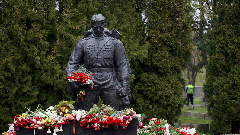 Um policial estoniano protege o monumento do Soldado de Bronze no cemitério militar em Tallinn, 08 de maio de 2007 (Foto DIMITAR DILKOFF/AFP via Getty Images)