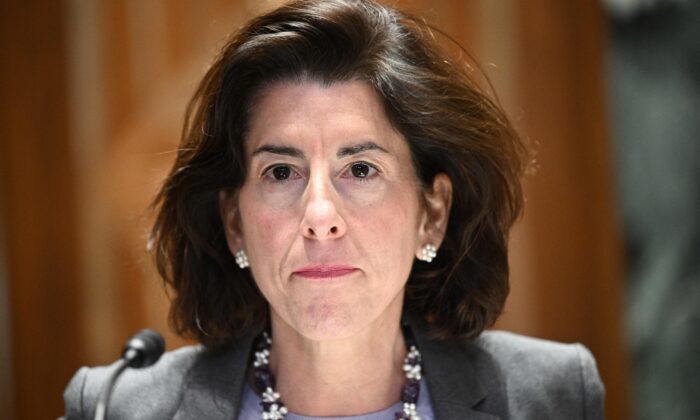 A secretária de Comércio Gina Raimondo testemunha no Capitólio em 11 de maio de 2022 (Brendan Smialowski/AFP via Getty Images)
