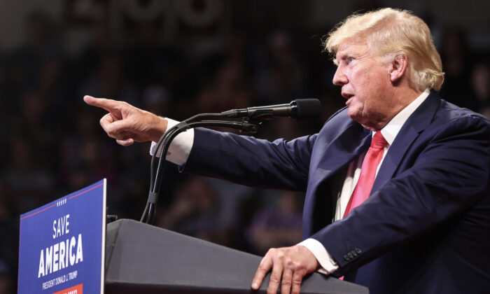 O ex-presidente Donald Trump participa de uma manifestação em apoio aos candidatos do Partido Republicano do Arizona, em Prescott Valley, Arizona, em 22 de julho de 2022 (Mario Tama/Getty Images)