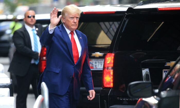 O ex-presidente Donald Trump acena enquanto caminha para um veículo do lado de fora da Trump Tower, em Nova York, em 10 de agosto de 2022 (Stringer/AFP via Getty Images)