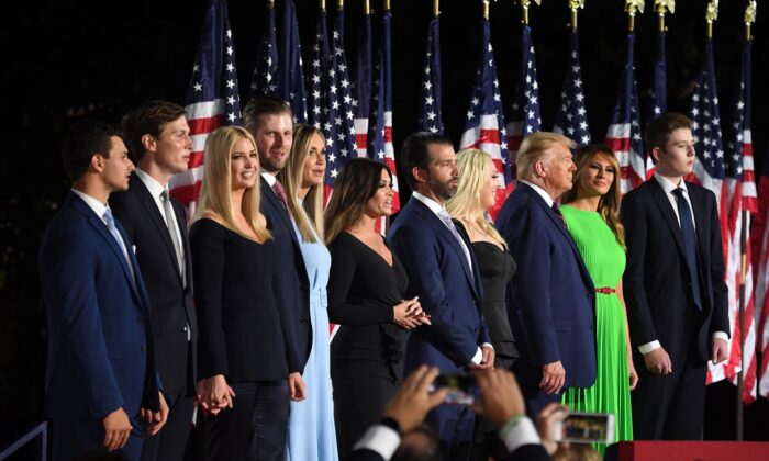 (D–E) Barron Trump, a então primeira-dama Melania Trump, o então presidente Donald Trump, Tiffany Trump, Donald Trump Jr., Kimberly Guilfoyle, Lara Trump, Eric Trump, Ivanka Trump, Jared Kushner e Michael Boulos estão depois o presidente fez seu discurso de aceitação da indicação do Partido Republicano à reeleição durante o último dia da Convenção Nacional Republicana no gramado sul da Casa Branca em 27 de agosto de 2020 (Saul Loeb/AFP via Getty Images)