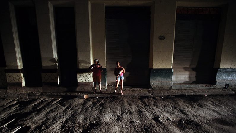 Duas mulheres conversam em uma rua escura de Havana, em foto de arquivo (EFE/Alejandro Ernesto)