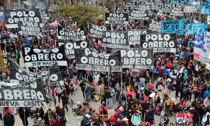 Membros de organizações sociais protestam em 14 de julho de 2022 na praça Plaza de Mayo em frente ao palácio presidencial Casa Rosada em Buenos Aires, Argentina (Foto de LUIS ROBAYO/AFP via Getty Images)
