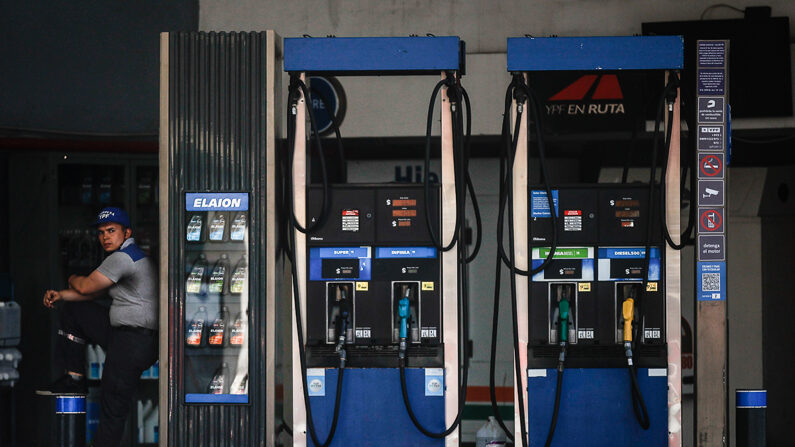 Funcionário de um posto de gasolina aguarda a chegada de veículos para reabastecimento em Buenos Aires (Argentina), em foto de arquivo (EFE/Juan Ignacio Roncoroni)