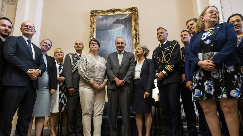 A embaixadora sueca nos EUA Karin Ulrika Olofsdotter (c-r) e o ministro conselheiro da Finlândia e chefe da equipe política Paivi Nevala (c-e) se reúnem com o líder da maioria no Senado Chuck Schumer (c), antes da votação no Senado dos EUA (EFE/EPA/JIM LO SCALZO)