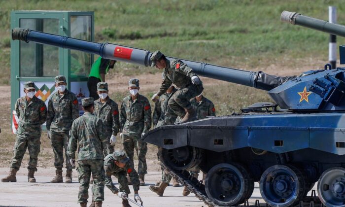 Soldados chineses operam com seu tanque Type 96A durante a competição Tank Biathlon nos Jogos Internacionais do Exército 2022 em Alabino, nos arredores de Moscou, Rússia, em 16 de agosto de 2022 (Maxim Shemetov/Reuters)