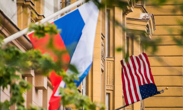 Uma bandeira russa trêmula ao lado do prédio da embaixada dos EUA em Moscou, Rússia, em 31 de julho de 2017 (Mladen Antonov/AFP via Getty Images)