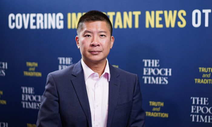 Simon Lee, ex-colunista do Apple Daily, na conferência FreedomFest em Las Vegas em 15 de julho de 2022 (The Epoch Times)