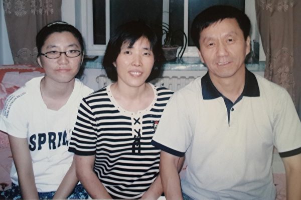 Hongyu Zhang (esquerda) e seus pais em 2009. Sua mãe morreu de tortura durante a custódia policial em 2013. Seu pai foi preso em 10 de agosto e está detido em uma delegacia desde então (Foto cortesia de Hongyu Zhang)