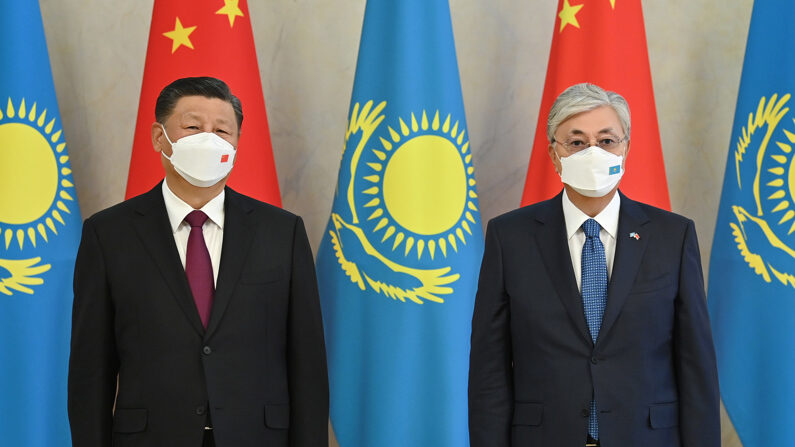 O presidente cazaque Kassym-Jomart Tokayev (d) posa para fotos com o presidente chinês Xi Jinping durante sua reunião em Nur-Sultan, Cazaquistão, em 14 de setembro (EFE/EPA/ PRESIDÊNCIA DO CAZAQUISTÃO)