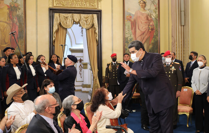 Fotografia fornecida pela imprensa Miraflores onde o presidente venezuelano Nicolás Maduro é visto em um ato do governo em Caracas (EFE/Marcelo García/Miraflores Press)