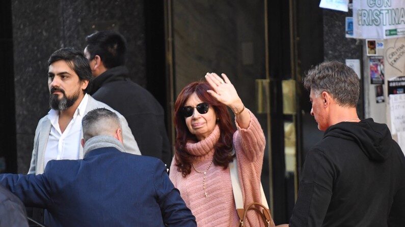 A vice-presidente da Argentina, Cristina Fernández de Kirchner, cumprimenta seus apoiadores hoje ao deixar sua residência vigiada por um dispositivo de segurança, em Buenos Aires (EFE/Enrique García Medina)