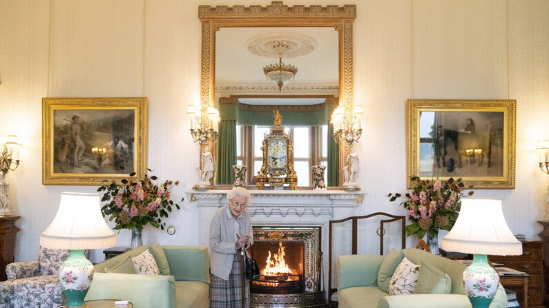 Rainha Elizabeth II aguarda Liz Truss para audiência em Balmoral na terça-feira (EFE/EPA/Andrew Milligan/POOL)