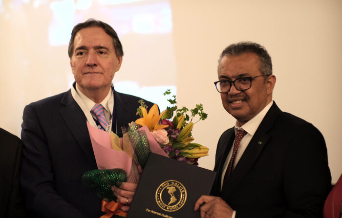 O epidemiologista brasileiro Jarbas Barbosa (esq) posa com o diretor da Organização Mundial da Saúde (OMS), Tedros Adhanom Ghebreyesus, após ser eleito nesta quarta-feira como o novo diretor da Organização Pan-Americana da Saúde (OPAS), durante o trigésimo Conferência Sanitária Americana em Washington (EUA) (EFE/ Jorge Dastis)