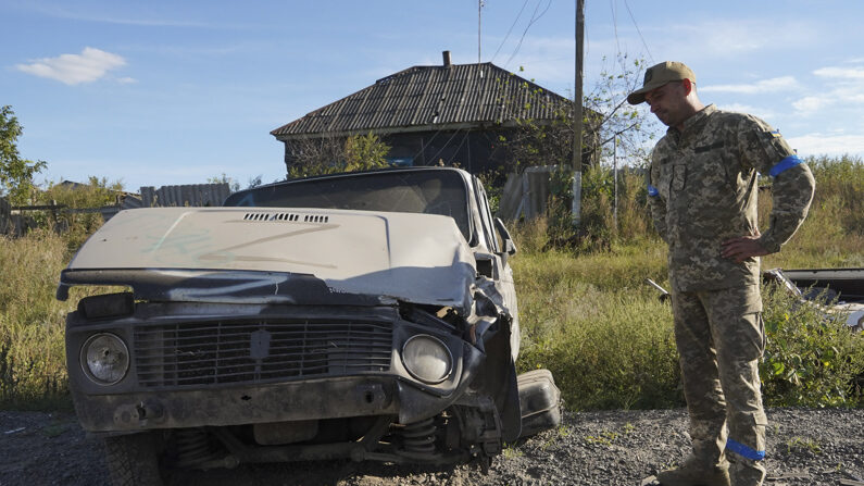 Um oficial ucraniano observa um veículo capturado de tropas russas na área de Kharkov (EFE/EPA/VASILIY ZHLOBSKY)