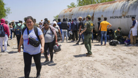 Mais de 185.000 detenções de imigrantes ilegais feitas na fronteira EUA-México em agosto