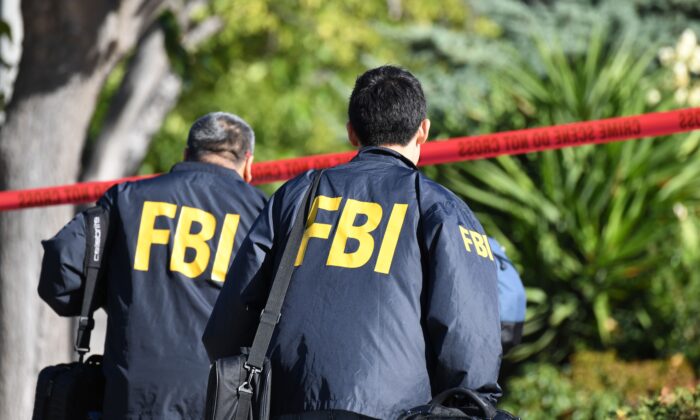 Investigadores do FBI chegam a uma casa (Robyn Beck/AFP via Getty Images)