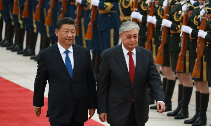 O líder chinês Xi Jinping e o presidente cazaque Kassym Jomart Tokayev revisam a Guarda de Honra do Exército de Libertação Popular durante a cerimônia de boas-vindas no início da reunião em Pequim em 11 de setembro de 2019 (Andrea Verdelli/Getty Images)