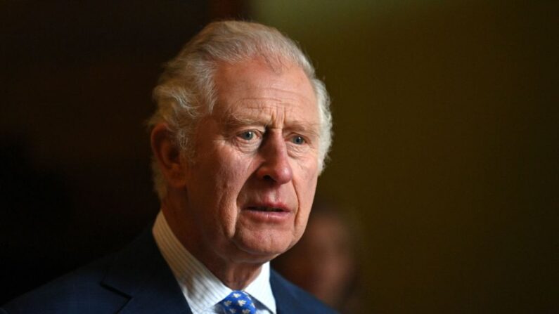 O até então príncipe Charles da Grã-Bretanha, encontra estudantes do Cambridge Trust que recebem as bolsas de estudo da Commonwealth HRH Prince of Wales, durante sua visita ao King's College em Cambridge, leste da Inglaterra, em 31 de março de 2022 (Foto de JUSTIN TALLIS/POOL/AFP via Getty Imagens)