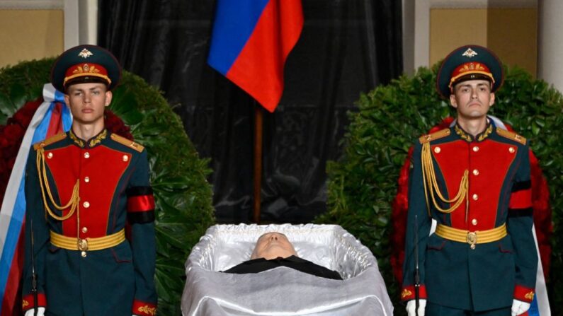 Guardas de honra ao lado do caixão de Mikhail Gorbachev, o último líder da União Soviética, durante um serviço memorial no Salão da Coluna da Câmara dos Sindicatos em Moscou, em 3 de setembro de 2022. (Foto de ALEXANDER NEMENOV/AFP via Getty Images) 