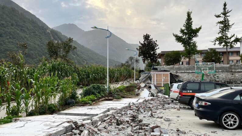 Esta foto mostra as consequências de um terremoto de magnitude 6,6 em Hailuogou, na província de Sichuan, sudoeste da China, em 5 de setembro de 2022 (Foto por AFP) / China OUT (Foto por STR/AFP via Getty Images)