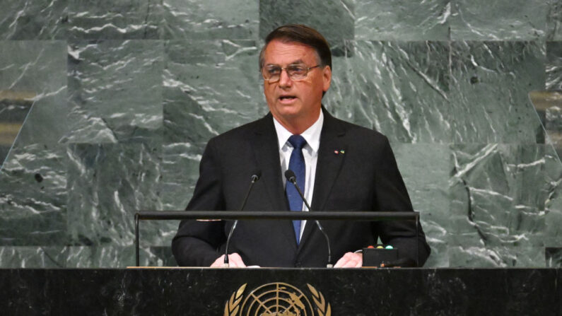 O então presidente brasileiro Jair Bolsonaro discursa na 77ª sessão da Assembleia Geral das Nações Unidas na sede da ONU em Nova York em 20 de setembro de 2022 (Foto de TIMOTHY A. CLARY / AFP)