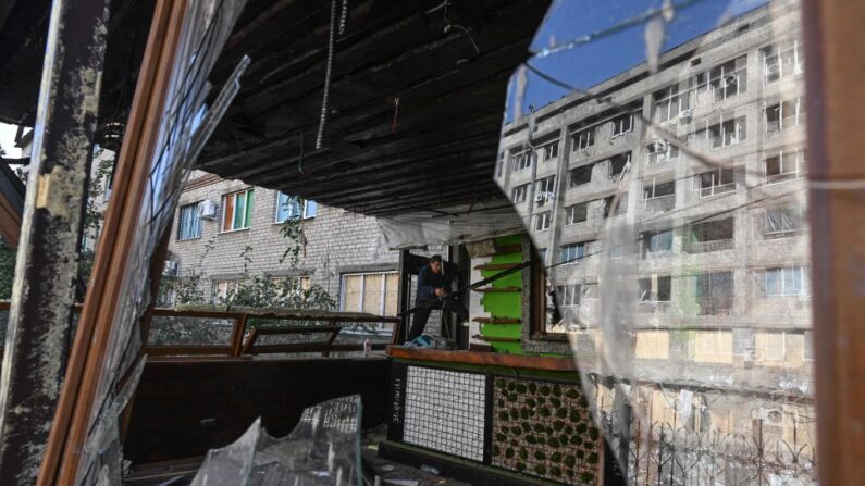 Um homem é fotografado dentro de um restaurante danificado em Kramatorsk, na região de Donetsk, em 22 de setembro de 2022, em meio à invasão russa da Ucrânia (Foto de JUAN BARRETO/AFP via Getty Images)