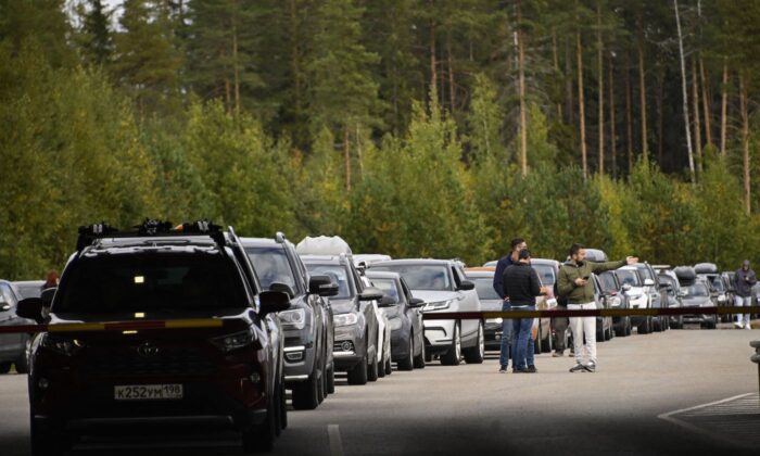 Carros vindos da Rússia esperam em longas filas no posto da fronteira entre Rússia e Finlândia perto de Vaalimaa, em 22 de setembro de 2022 (Olivier Morin/AFP via Getty)