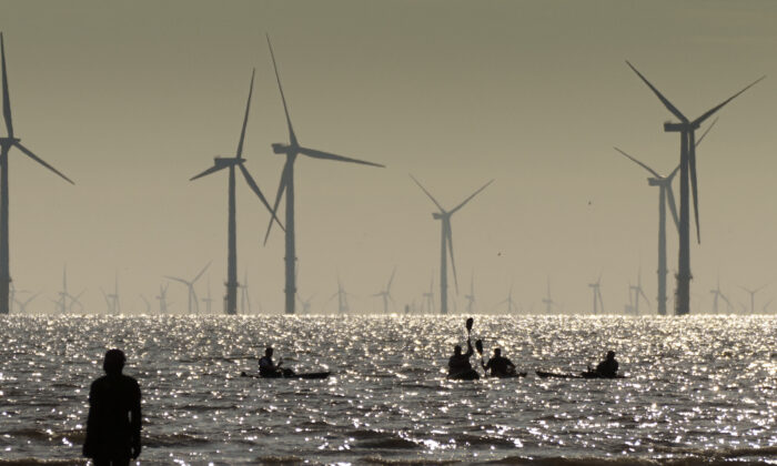 Caiaques remam no Estuário de Mersey, perto do Parque Eólico Offshore Burbo Bank, em Liverpool, Reino Unido, em 4 de agosto de 2021 (Christopher Furlong/Getty Images)