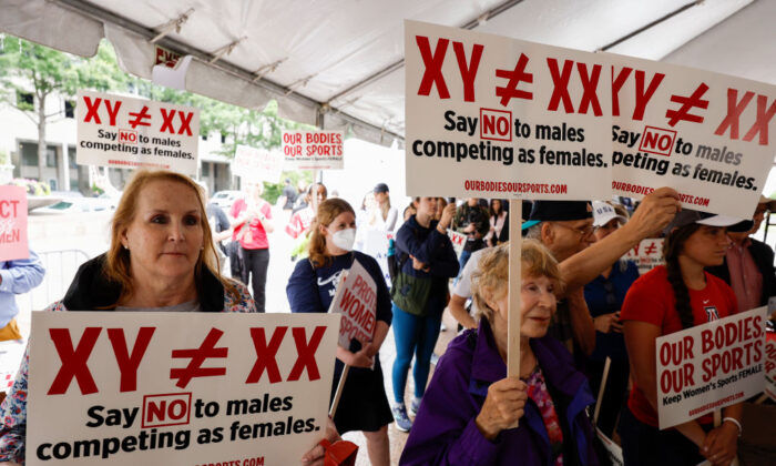 Manifestantes ouvem durante um comício "Nossos corpos, nossos esportes" pelo 50º aniversário do Título IX no Freedom Plaza em Washington, em 23 de junho de 2022 (Anna Moneymaker/Getty Images)