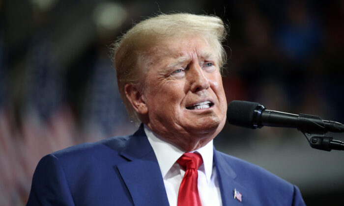 O ex-presidente Donald Trump fala com apoiadores em um comício para apoiar candidatos locais na Mohegan Sun Arena em Wilkes-Barre, Pensilvânia, em 3 de setembro de 2022 (Spencer Platt/Getty Images)