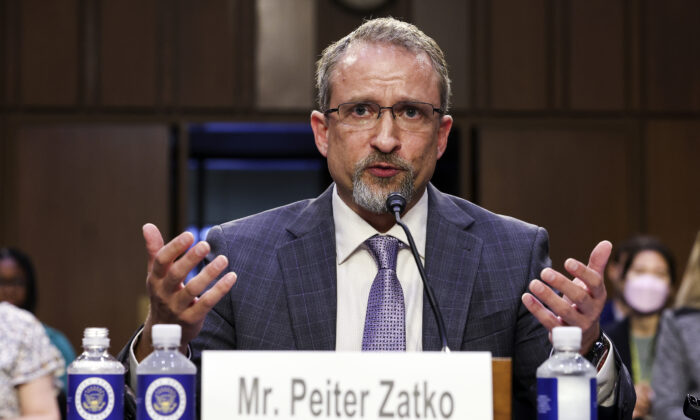 Peiter “Mudge” Zatko, ex-chefe de segurança do Twitter, testemunha perante o Comitê Judiciário do Senado sobre segurança de dados no Twitter, no Capitólio, em Washington, em 13 de setembro de 2022 (Kevin Dietsch/Getty Images)