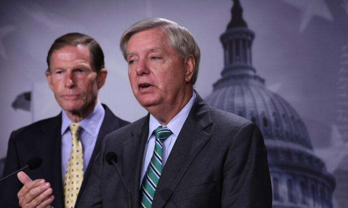 Senadores americanos, Lindsey Graham (direita) e Richard Blumenthal (esquerda) falam com membros da imprensa durante uma entrevista coletiva no Capitólio dos EUA em Washington, em 14 de setembro de 2022. Os senadores realizaram uma coletiva de imprensa sobre a designação da Rússia como um estado patrocinador do terrorismo (Alex Wong/Getty Images)