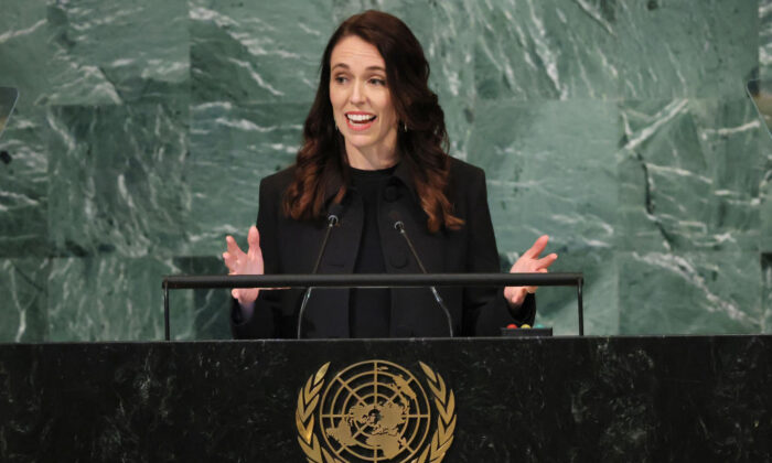 A primeira-ministra da Nova Zelândia, Jacinda Ardern, fala na 77ª sessão da Assembleia Geral das Nações Unidas (AGNU) na sede da ONU em Nova Iorque, em 23 de setembro de 2022 (Michael M. Santiago/Getty Images)
